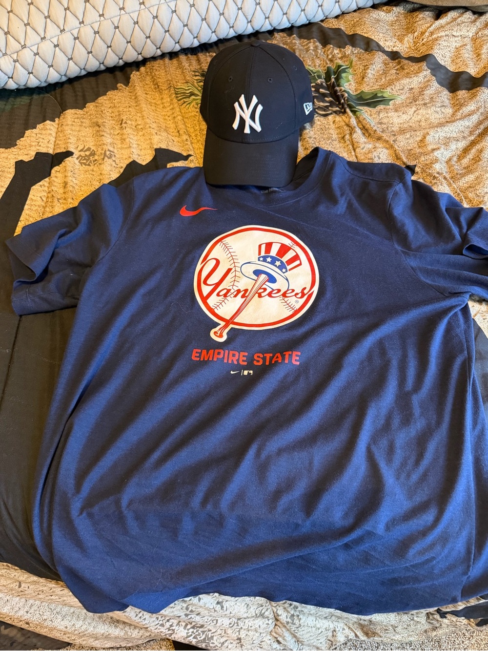 Nike Men’s Navy Blue Yankees ‘Empire State’ Short Sleeve Tee and Yankees hat